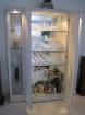 Schrank mit zwei Glasvitrinen und Innenspiegel weiss