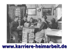 E Karriere-Leiter mit Heimarbeit und zielorientierter Erfolgsaussicht hinaufstei