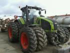 Mit dem Traktor auf dem Feld arbeiten in Mecklenburg- Vorpommern
