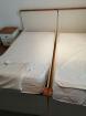 Doppelbett 180x200 cm Massivholz Kiefer weiß/ eiche farbig mit Nachttischen und